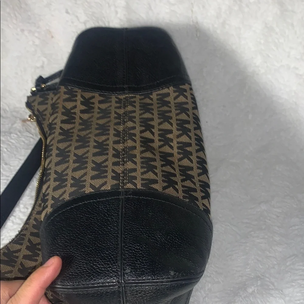 Michael Kors Black and Tan Shoulder Bag with Classic Design
